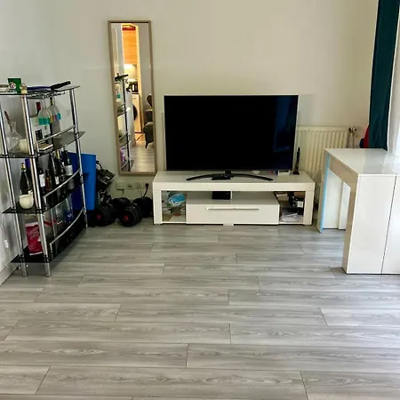 Salon, Chambre, Terrasse *